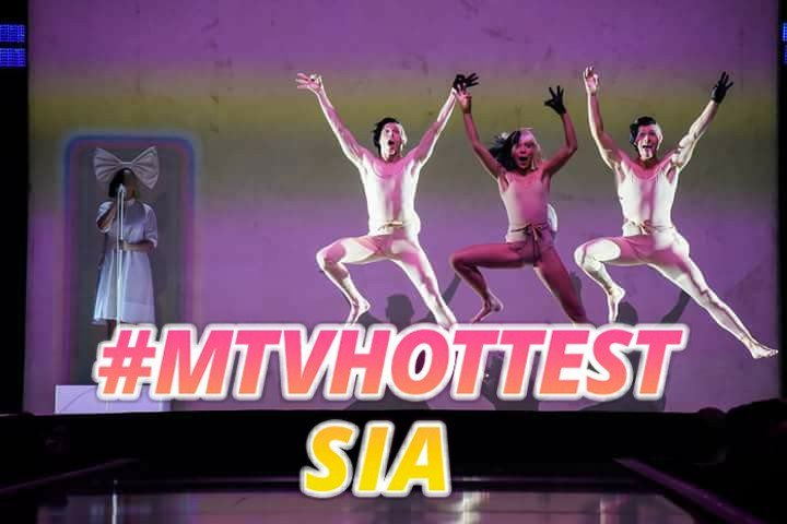itspedruh's tweet photo. "COME ON, COME ON, TURN THE RADIO ON" 😍  @Sia #MTVHottest Sia https://t.co/WkeCLzysCI