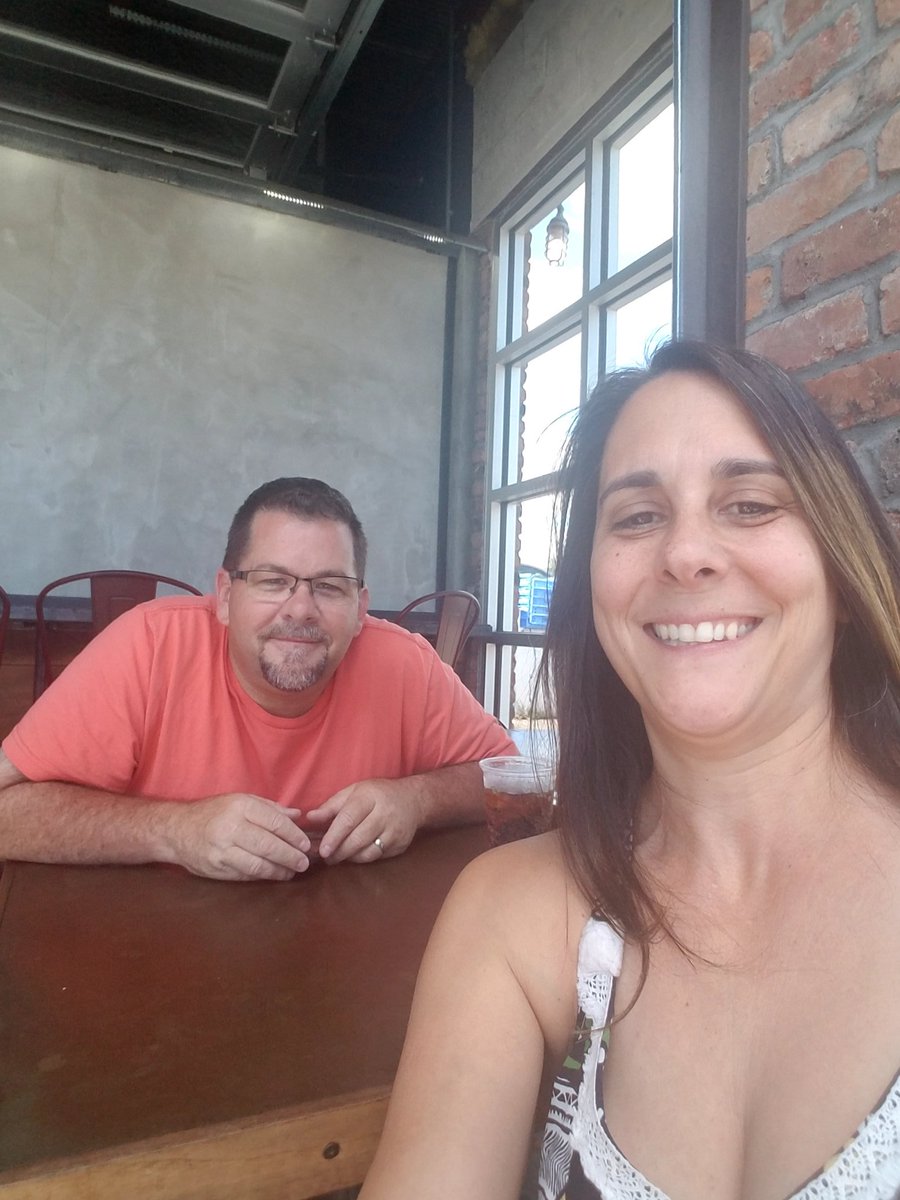 lmor1971's tweet photo. Out to lunch with my man on this beautiful day #TFSBurger https://t.co/zcZdTuso7I