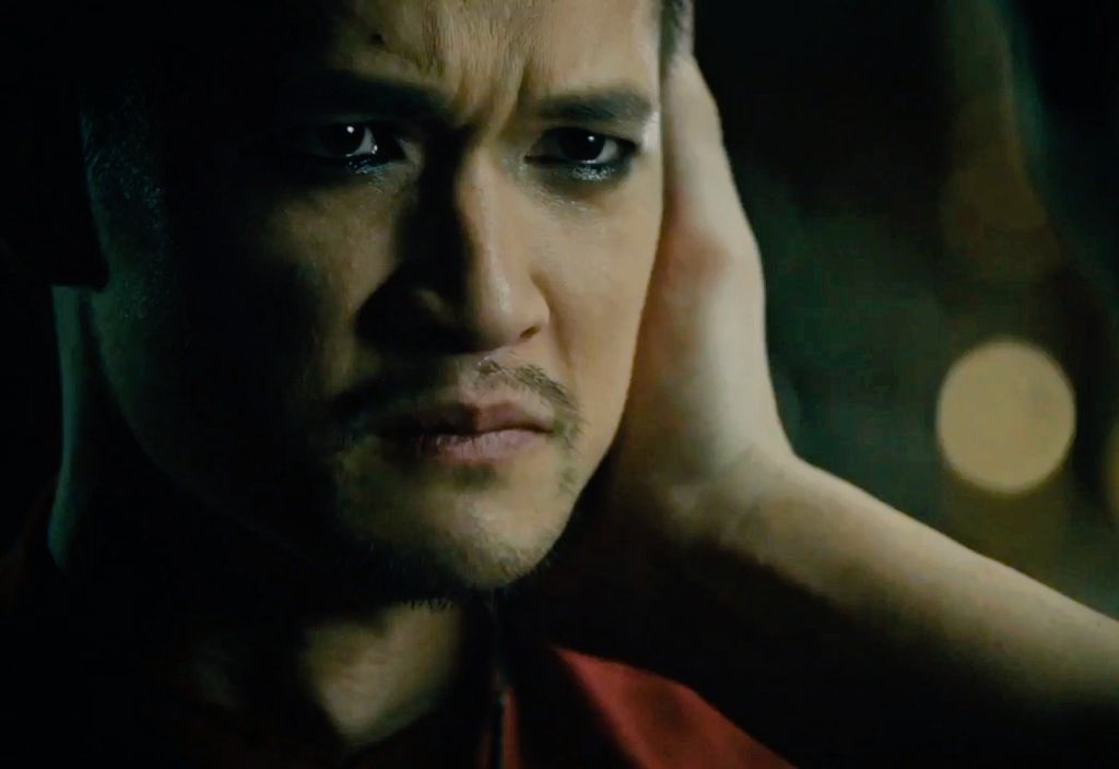 PatronusPia's tweet photo. REMINDER THAT ALEC'S HAND IS ALMOST AS LARGE AS HIS BOYFRIEND'S FACE 
... KINKY https://t.co/FSlrLcciy1