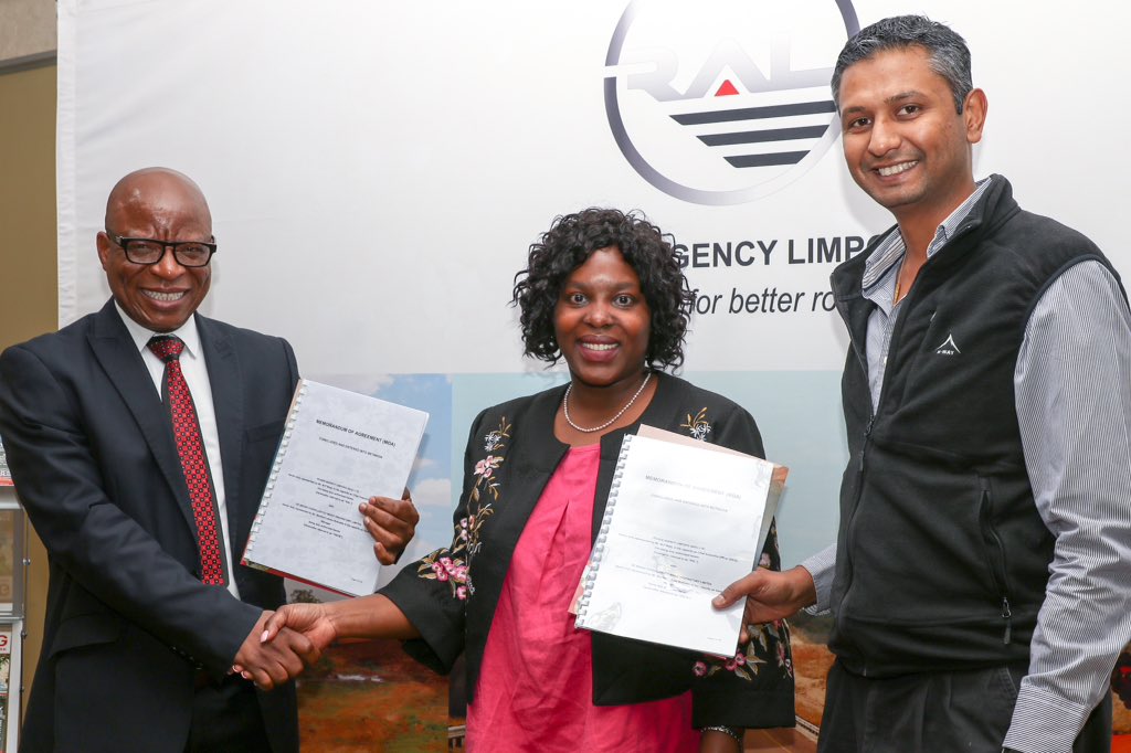 RoadsAgency's tweet photo. #RAL@WORK: Today, RAL and De Beers Venetia Mine signed the MoA for repairing of potholes on road #D2692 (Musina / Alldays road) https://t.co/dd8AmX3FlW