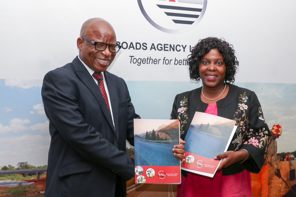 RoadsAgency's tweet photo. #RAL@WORK: Today, RAL and De Beers Venetia Mine signed the MoA for repairing of potholes on road #D2692 (Musina / Alldays road) https://t.co/dd8AmX3FlW