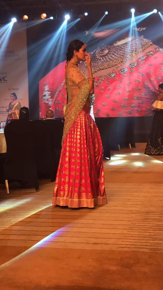 GJEPCIndia's tweet photo. With the brilliant fusion of traditional & modern designs, CVM Exports has wowed the audience at #PreludeToIIJS. https://t.co/hdB8nfuiGx