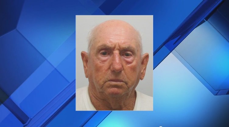 Nicolas Moreira, 78, was arrested during the first hours of the lobster mini-season bit.ly/2w0Jbt7 https://t.co/LpzywcjF1B