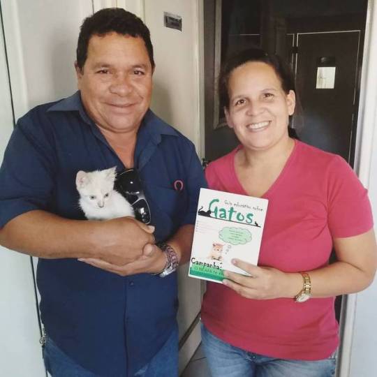 neafamaceio's tweet photo. Gláucia e Cícero #adotaram essa linda gatinha e ainda receberam o Guia Educativo para aprender a cuidar da peludinha. 😃🐱 https://t.co/XefFDyCDCV