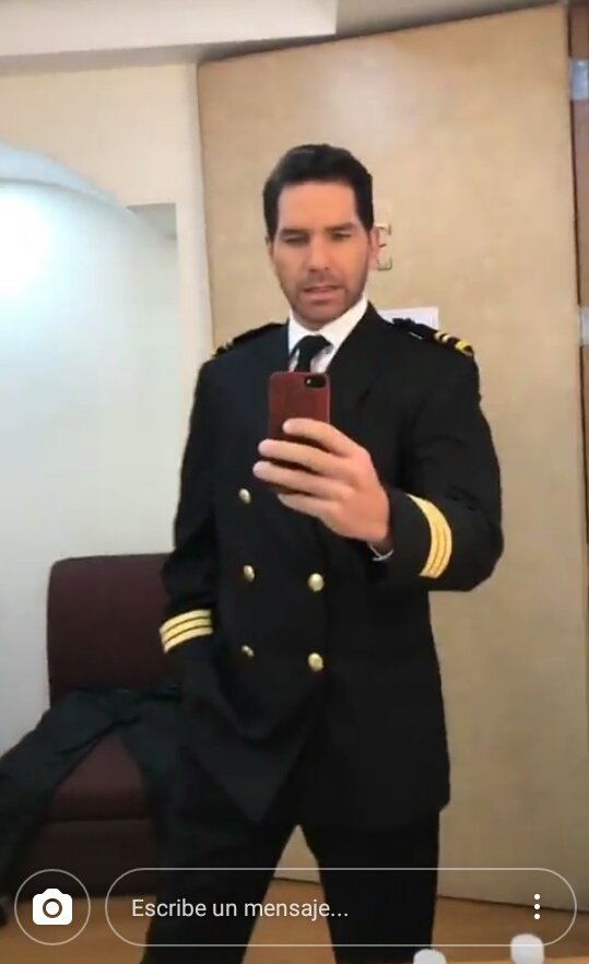carrillo_elissa's tweet photo. #morrillas quien quiere un piloto asi de guapo 🙈🙊 @ArapMX ✈👨 solo le falta a ala #morra #yolanda😆😍 https://t.co/paUmhoog7f