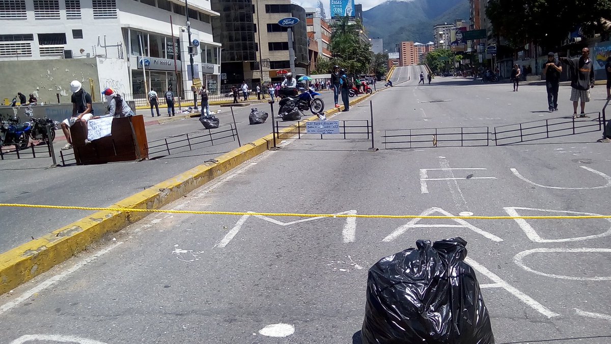BRIGITTEYBARRA's tweet photo. Cerrado el paso en la Av. Francisco de Miranda a metros del Elevado Los Raíces #26jul #ParoCivicoActivo https://t.co/bmOtSElq4z