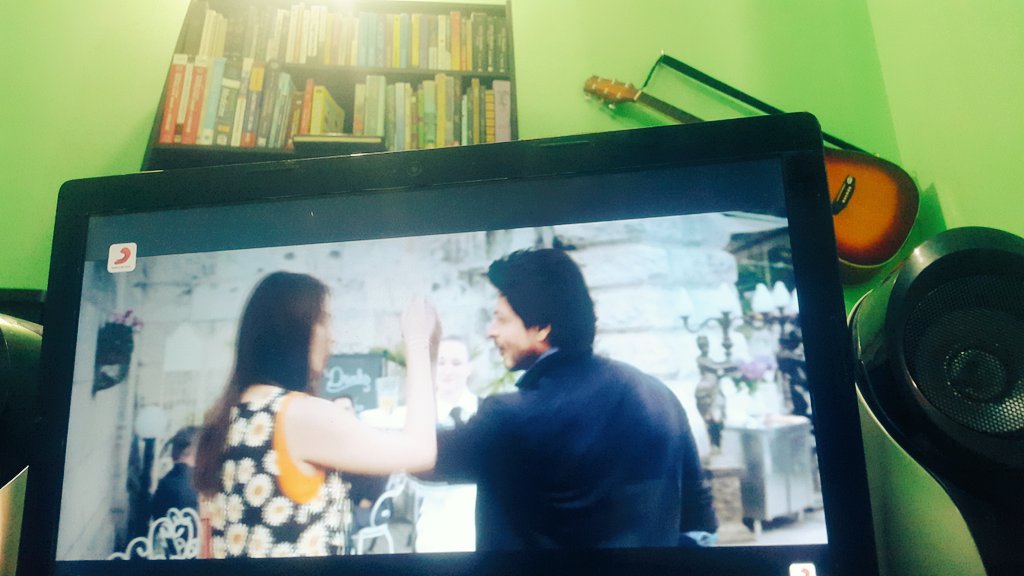 CricImtiaz's tweet photo. #Mood #SpeakerOn #SpeakerMode #Hawayein ❤❤❤❤ @iamsrk 😘 https://t.co/9NMZ1Ol1bl