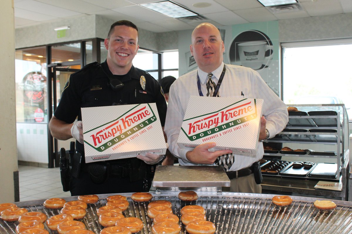 CityofLoneTree's tweet photo. Look who was put to work this morning at @krispykreme! #CoffeewithaCop #LoneTreePD #thankyouforyourservice https://t.co/n6sOFpZugl