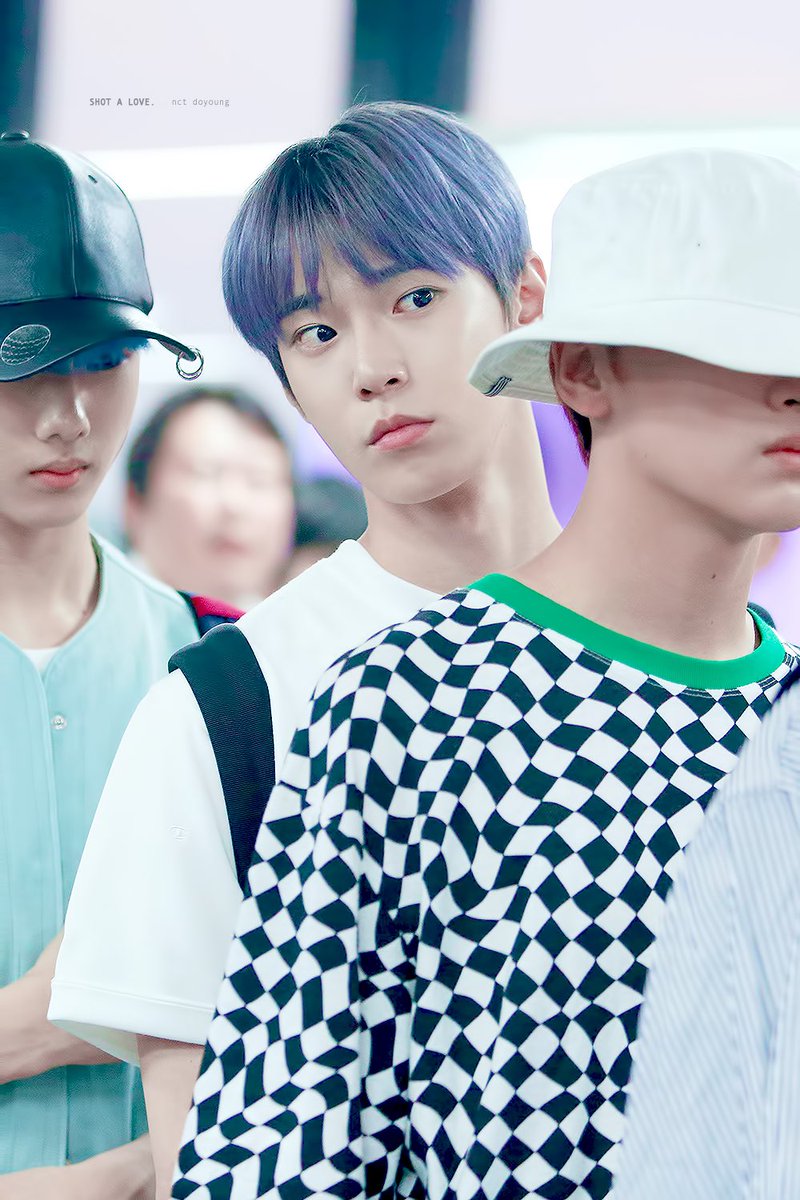 shot_a_love's tweet photo. 👀 #도영 #DOYOUNG https://t.co/WNe9VYd9iU