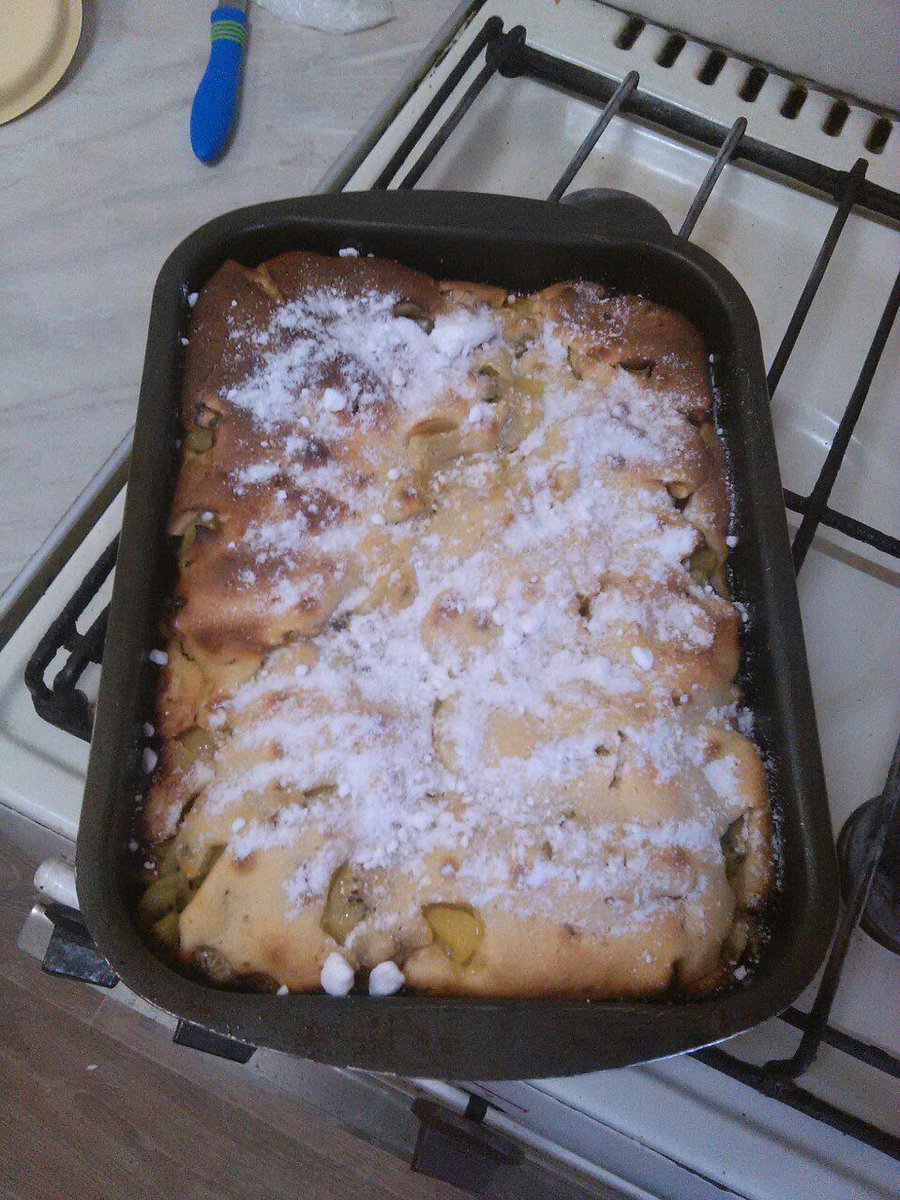 Chipmunk241's tweet photo. Приготовила первый раз фруктовый пирог из киви, банана и апельсина. Получилось давольно вкусненько https://t.co/S1hhGE59K4