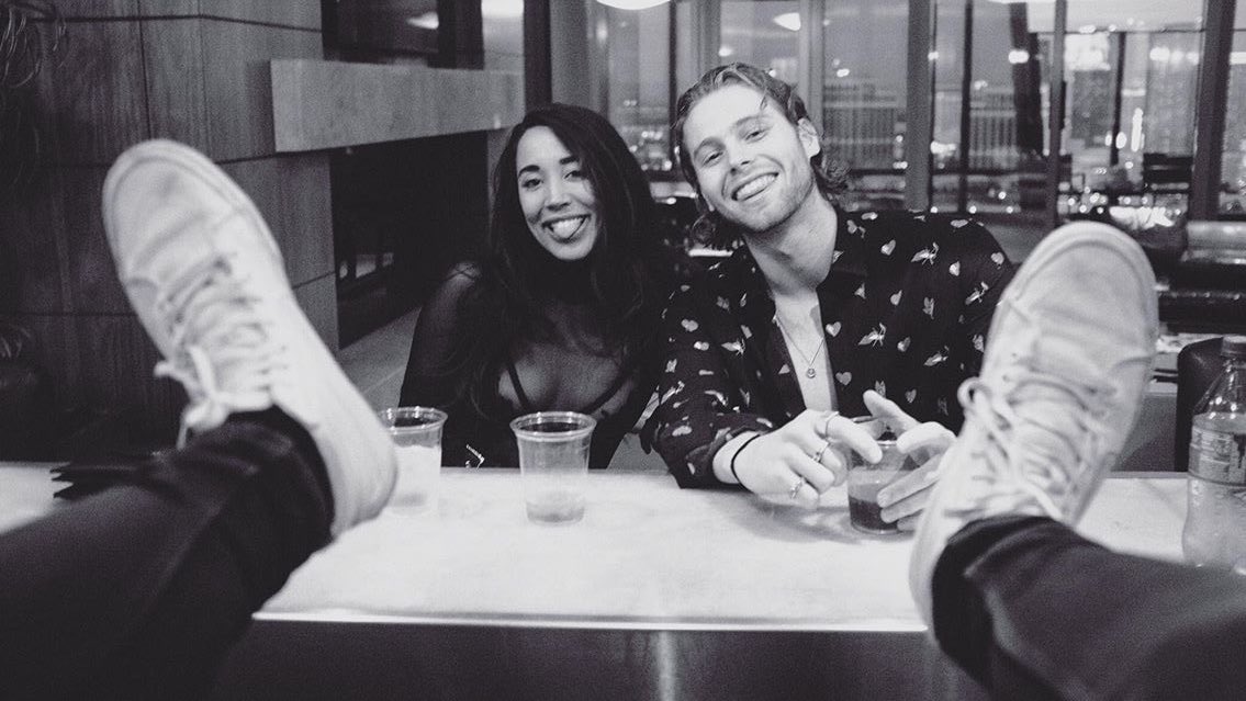5SOSALProject's tweet photo. Saben, a pesar de todo me encanta que @Luke5SOS vuelva usar esas muecas, me siento como en el 2014 😭❤️     -vale 🎸 https://t.co/DwMEtd8Fwg