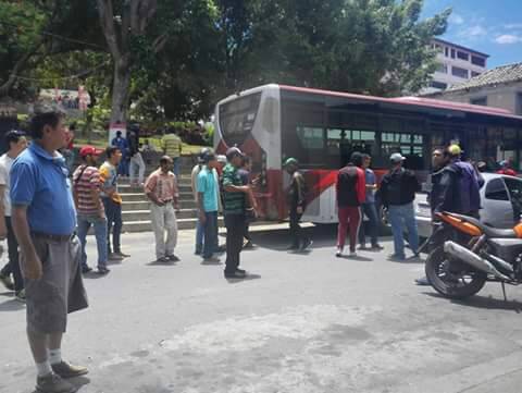 leoperiodista's tweet photo. Habitantes de Sta Cruz denuncian el uso de bus de Tromerca para traslado de grupos encapuchados  para atacar la población.#Mérida #26Jul https://t.co/8Qq99EBiiw