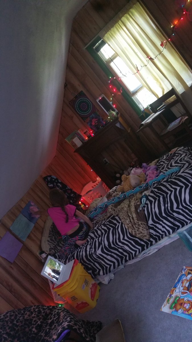 Bossbritboz's tweet photo. My lil mini decorating her room! She's a babyraver already, mad lights, glitter, mandalas, feathers, cashmere cat &amp; @itsbeargrillz playing😍 https://t.co/lGCikCkp0G