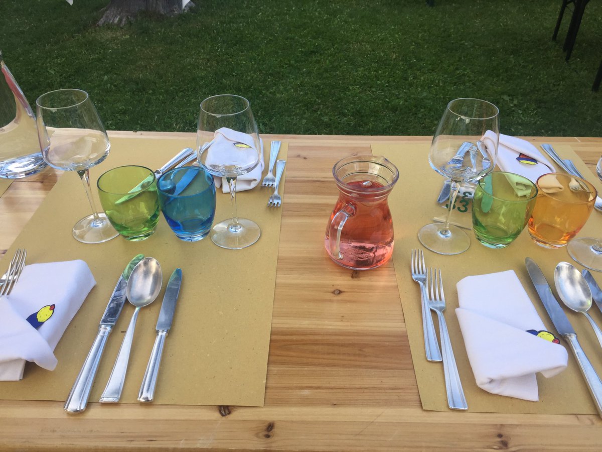 ViaggideiRospi's tweet photo. Questa sera il @ParkHotelAzalea ha superato se stesso! Cena in giardino con spettacolo teatrale della @valdizoldo magia pura 😍 https://t.co/rZdYinCgY1