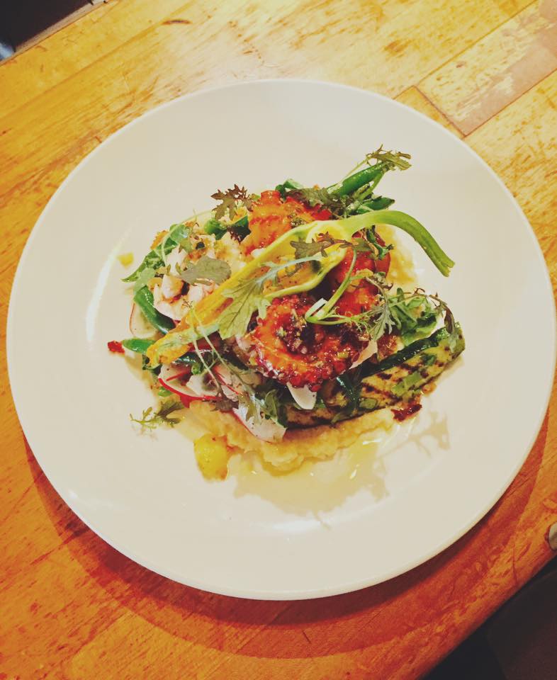 Plat du jour <a href="/LaikaMontreal/">Laïka Montreal</a> : : :
Pieuvre grillée, crevettes nordiques, fleur de courgette, piment d'espelette &amp; origan // Miam !!!