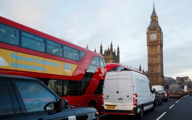 Reino Unido prohibirá la venta de coches de gasolina y diesel a partir de 2040 bit.ly/2uBB6vB