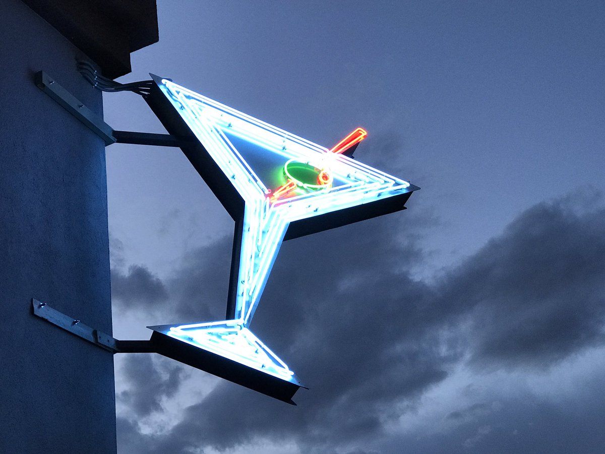 Join us for Happy Hour at 4-9 and again at 9-11pm! #starks #seafood #martinis #wednesday