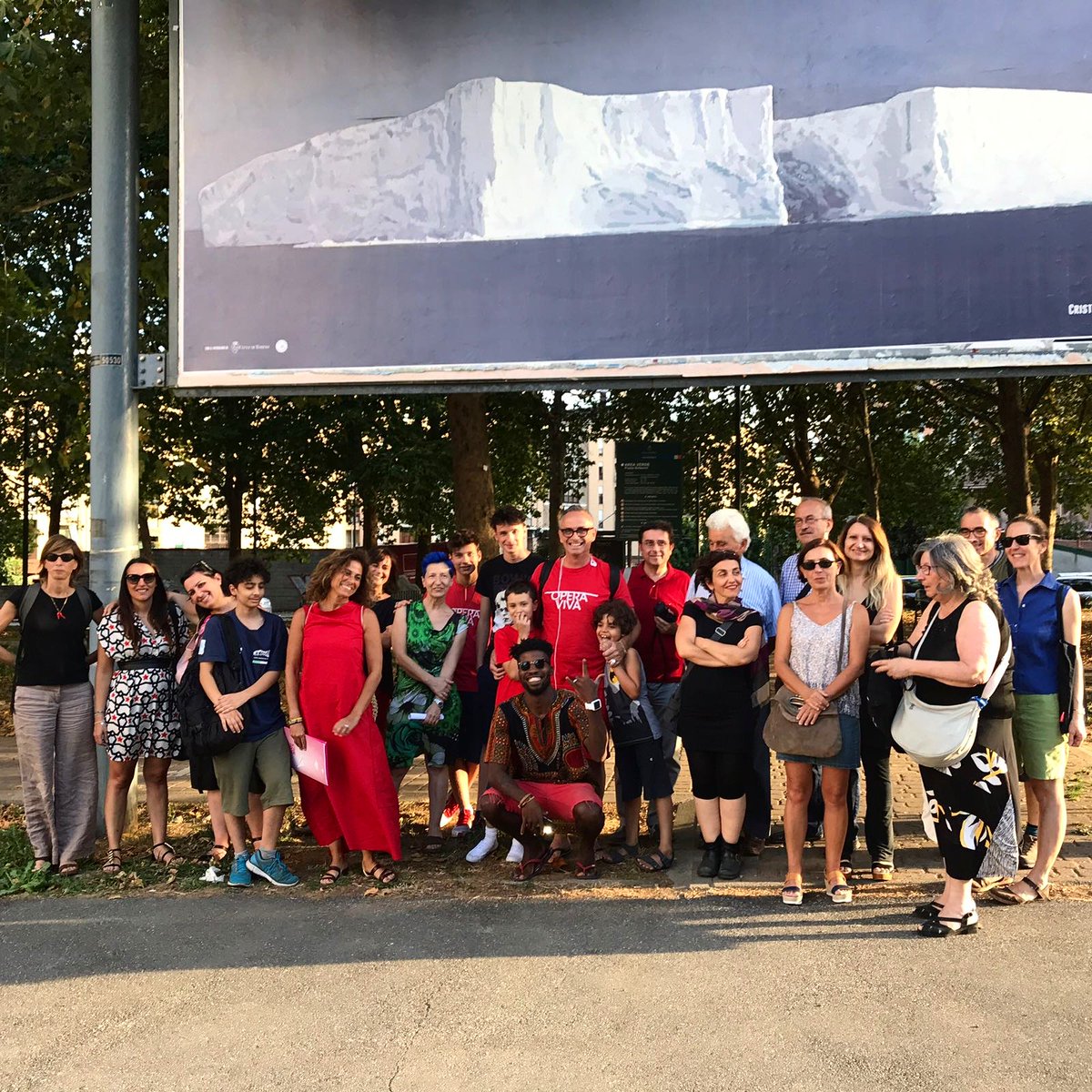 Il sole circonda Barriera di Milano e gruppi di visitatori si confrontano in piazza Bottesini. L'Opera è viva!
#barrieradimilano #Torino