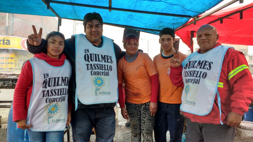 mtassiello2017's tweet photo. Hoy estuvimos en la Feria de Solano escuchando a los vecinos. #Tassiello #Quilmes #2017 #CUMPLIR #Randazzo https://t.co/0ZU5CdJWPM