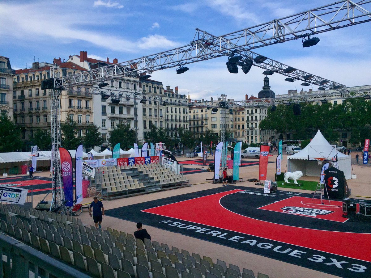ffbasketball's tweet photo. #OpenFrance3x3 2017 présenté par @GRDF : tout est prêt sur la Place Bellecour ! https://t.co/KnN5uqPPBO