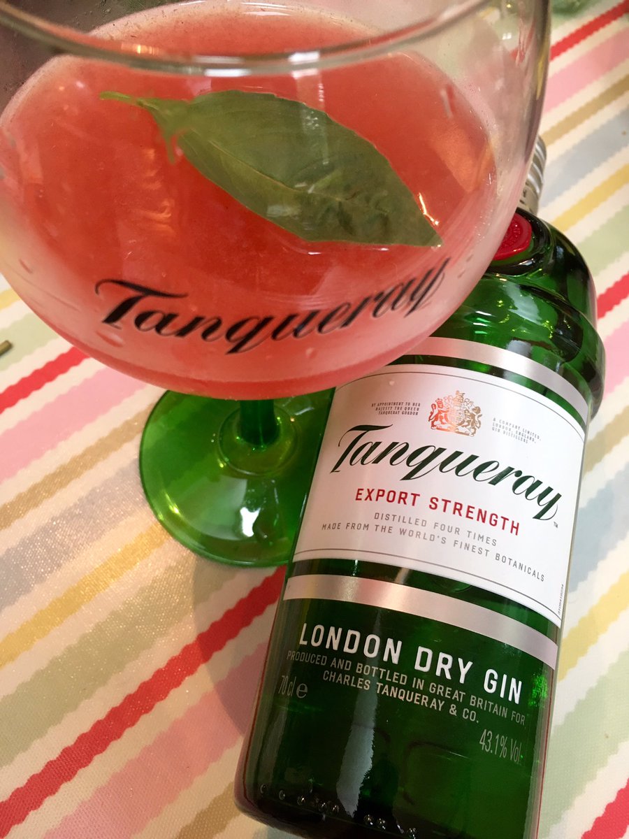 miss_susanboyle's tweet photo. Last but not least:the delish aristocrat! Loving the @GinTanqueray &the gorgeous glass! #MMPCockail what a fun event!Thanks @MusgraveMPlace๐ https://t.co/oP22rzx0ow
