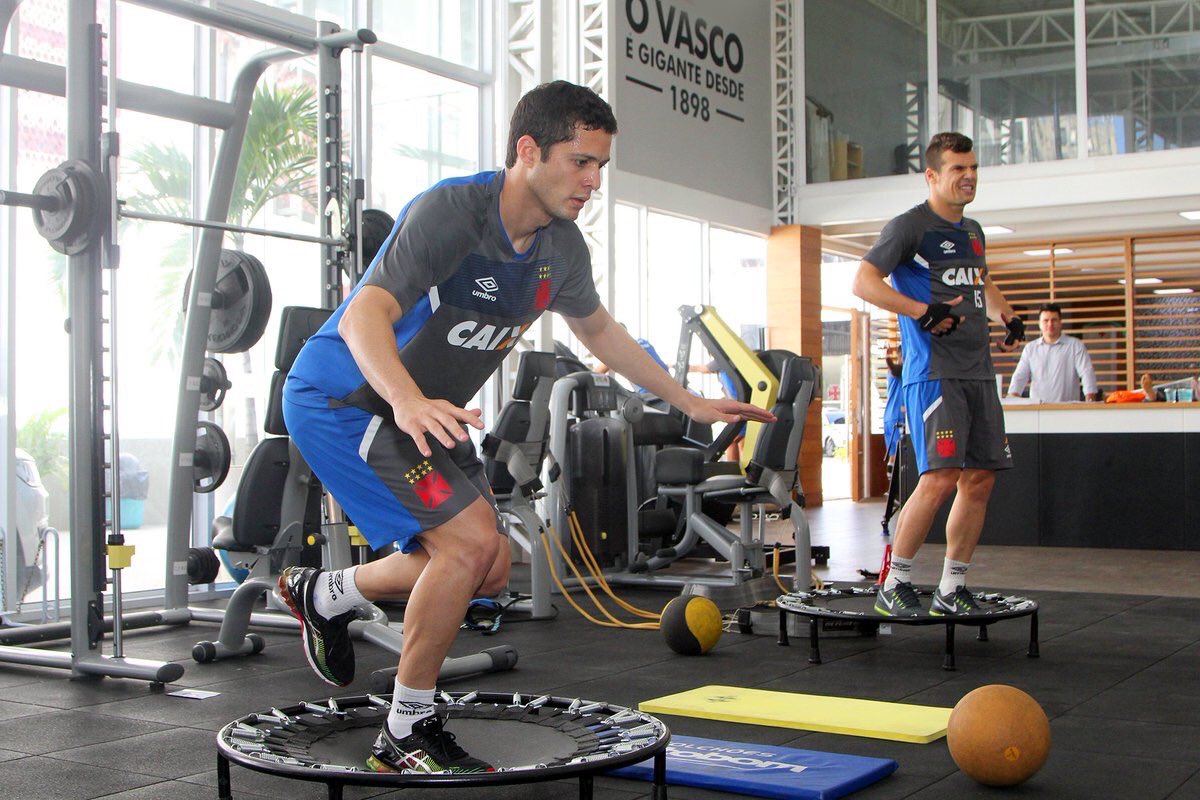 CRVGGDC's tweet photo. Anderson Martins vem treinando intensamente para poder estar em condições de jogo o mais rápido possível. #trvas https://t.co/mCStxZAulY