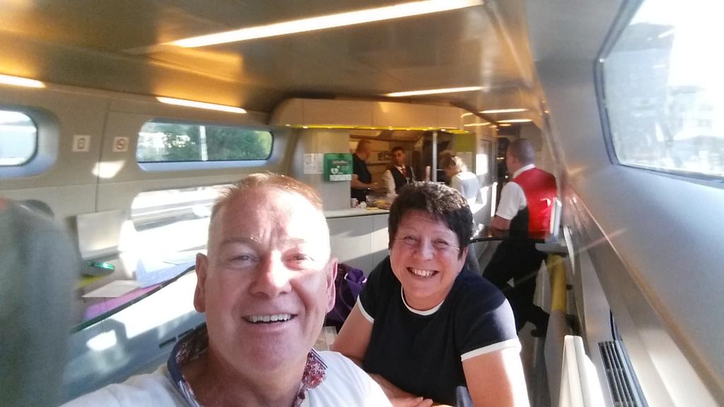 Neville_Cooper's tweet photo. Roses r red
Violets r blue
Do you mind if I share
A beer with you
#Basel #Zurich #RosesrRed #Fantastic #Hungaroring #HungarianGP https://t.co/B5Gfbj8WI2
