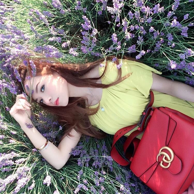 Ruhainies bergambar di celahan bunga pun cantik 😍