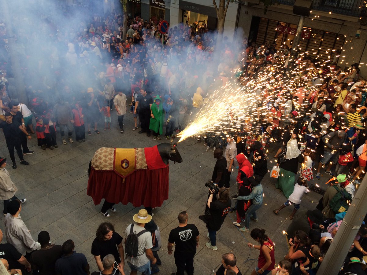lessantesmataro's tweet photo. Comença el #correguspira de #lessantes amb Momeroteta, Dragalió,Diablons de Mataró,@diables_stcugat... https://t.co/0V8DrONiSL