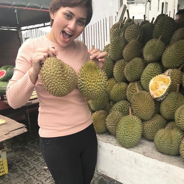 Wah seronok betul Fasha Sandha dapat durian, sampai dua biji tu 😋