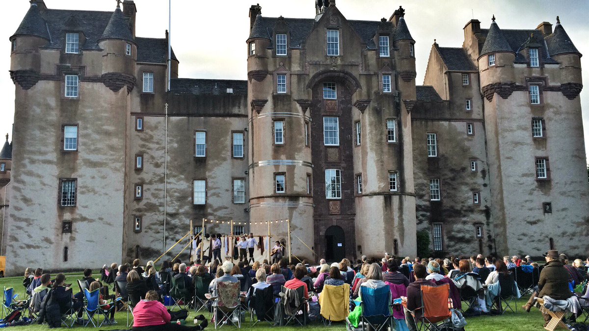 threeinchfools's tweet photo. Beautiful evening and a wonderful crowd at #FyvieCastle #foolsshakespeare https://t.co/cCxfhiigea