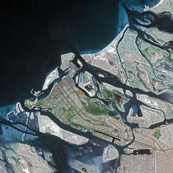Platforms_'s tweet photo. Roudaina held her lecture #Harbourfront Redevelopment &amp; #CoastalManagement thriving cities &amp; regions 19.4 @AUSharjah https://t.co/oa3baR0wZd https://t.co/TNmmsU7f70