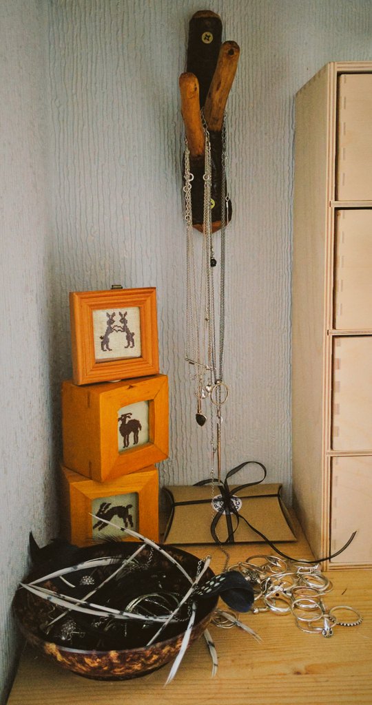WightHot's tweet photo. @gifttonature Using the #RusticHook I bought at @gifttonature #Woodfair to organise my favourite necklaces. #JewelleryJewellery https://t.co/OeW3X9wv4Q