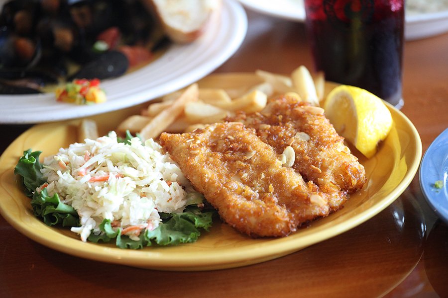 VisitCapeCod's tweet photo. Taking a poll. What's your favorite #CapeCod seafood fix: Fish &amp; Chips, Lobster Rolls or Fried Clams? #seafoodMA https://t.co/s5a5m5NNPV