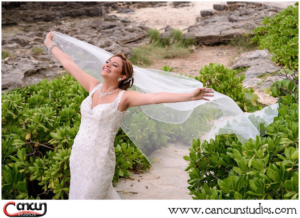 cancunstudios's tweet photo. That feeling on the best day of your life #WeddingDay #Bride #XcaretPark #CancunPhotographer #flyingveil #destinationwedding https://t.co/5pQjyH8lfq