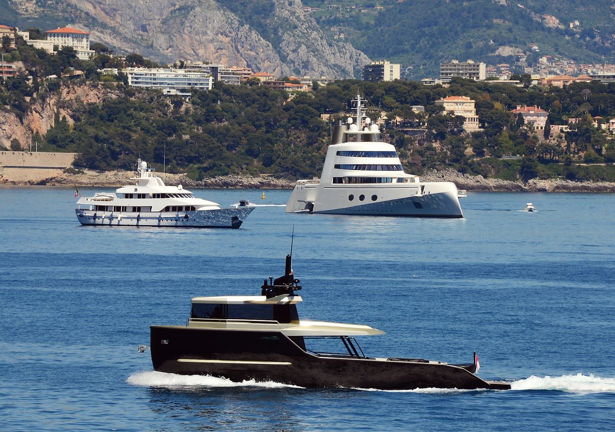 Agile, Smart, Eye-catching, #MINIMEGAYACHT simply #Sherpa #Arcadiasherpa in #blacktie. @arcadiayachts #yachtingrenaissance