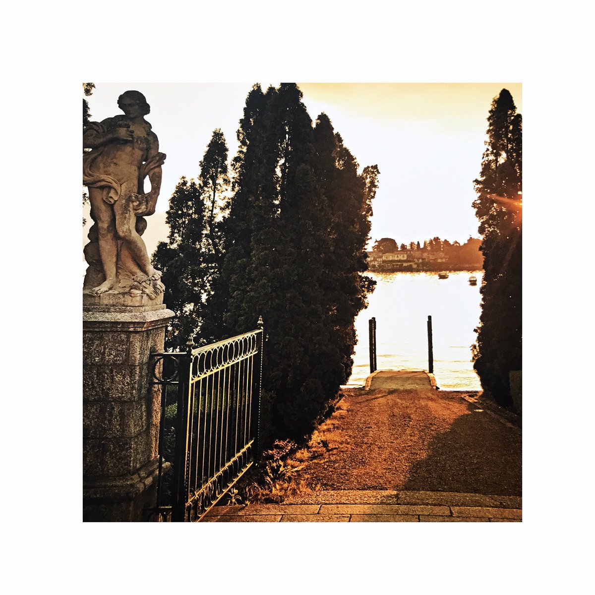 majorginIT's tweet photo. •T H E M A J O R' S S U N S E T• #LagoMaggiore #MajorGin #PuroSpiritoItaliano #Italy #HandMade #Gin #LakeMoment #TheMajorDifference https://t.co/d2quBpvAfi