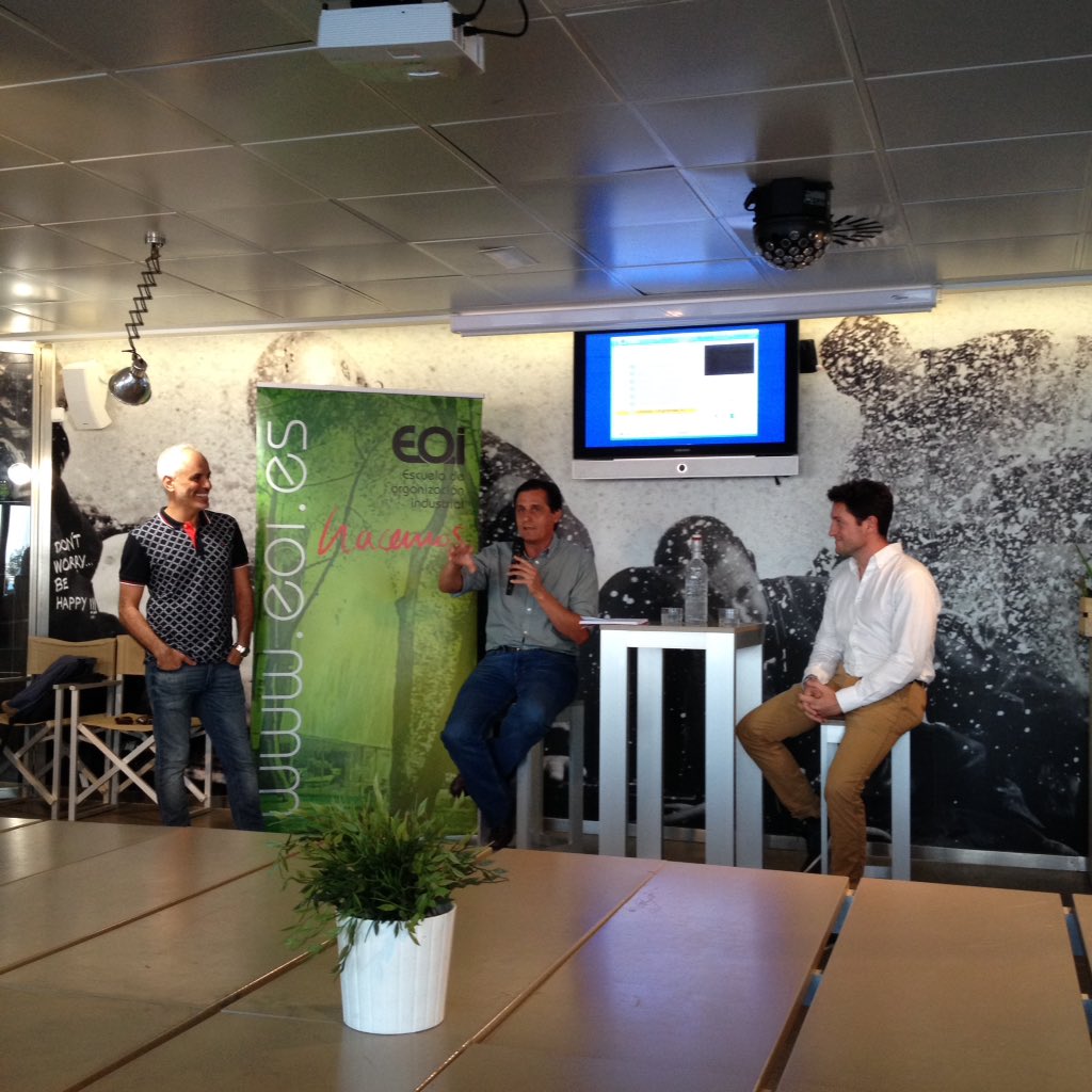 Robert_Cabrera's tweet photo. #afterworks @eoi de #cwalicante con @jimmypons Innovación Turistica https://t.co/B5xl9978Pc