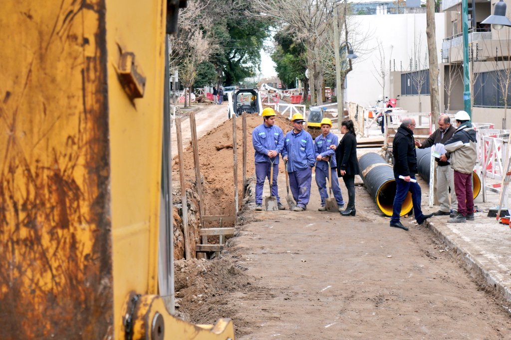 BarbieriVero's tweet photo. En #VicenteLopez estamos haciendo obras hidráulicas para que los vecinos tengan más tranquilidad los días de lluvia. @mariuvidal @jorgemacri https://t.co/5rGe9srU1Q