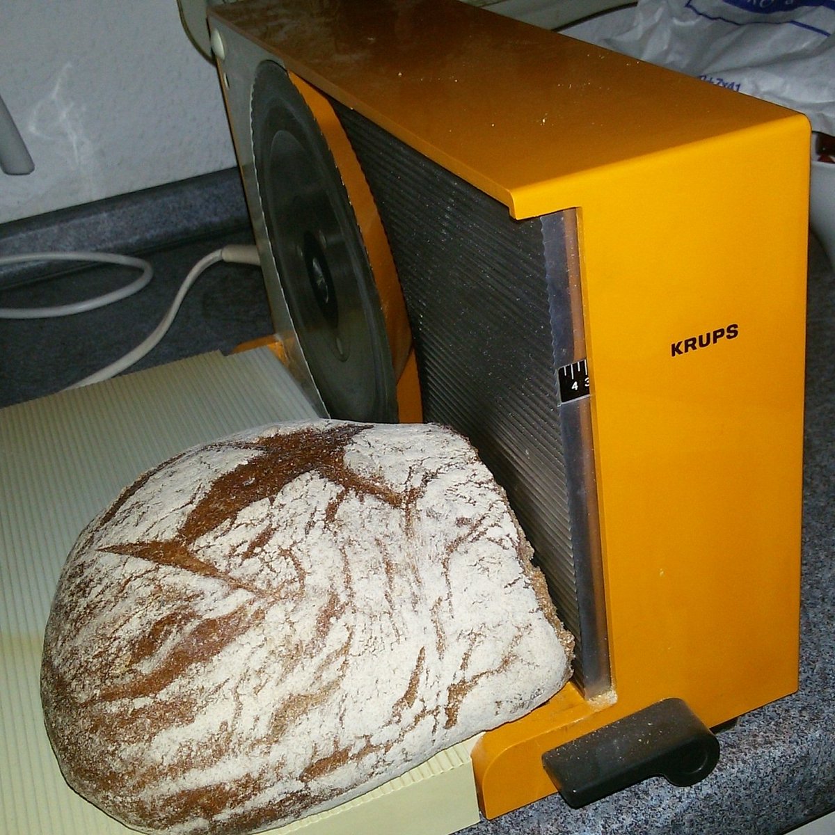 gonzobyrne's tweet photo. Die gute alte Krups Brotschneidemaschine. Seit ca 1980 in der Familie und immer noch bissig 😊 https://t.co/3wQmZkAmtc