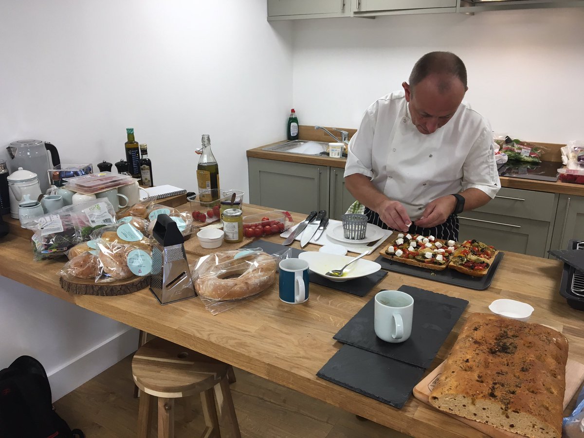 ShingletonStev1's tweet photo. @SpecialBreads Neil our Development guru chef creating a masterpiece for our first guests to the Kitchen. 👍🇬🇧Margate Kent. https://t.co/uEWFsQzJKB