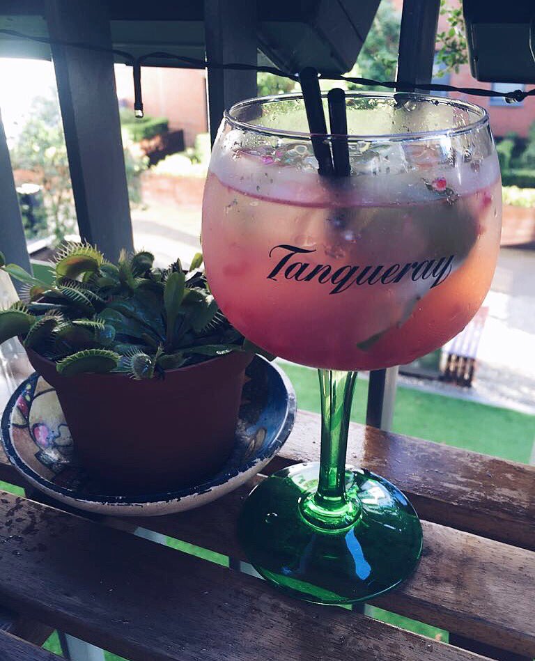 CunninghamLaura's tweet photo. Doing a spot of #TwitterCocktailTasting this evening with @DaraFly @annashels and @aranbrazil. #MMPCocktail @MusgraveMPlace https://t.co/kYg1oSm7Vl