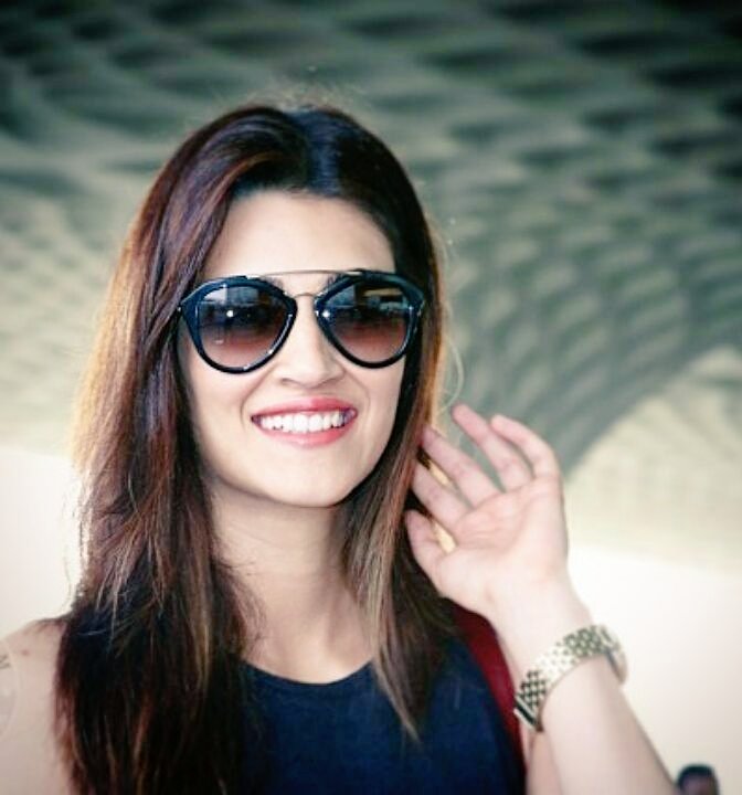 OnlyKriti's tweet photo. @kritisanon Everyone's gotta put on their  shades coz your'e shining KRITI #HappyBirthdayKritiSanon https://t.co/1jnHZI4k7t