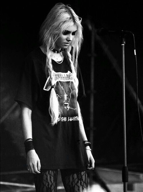 Happy 24th birthday to the georgeus rock goddess Taylor Momsen!  