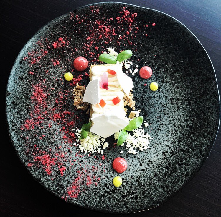 Zoe_Simons's tweet photo. @greatfoodtgw  blondie| vanilla cream | lemon curd |meringue shards|basil oil crumb|roasted white chocolate| strawberry gel 🍓 🍋 #greatfood https://t.co/4YuASIs8wA