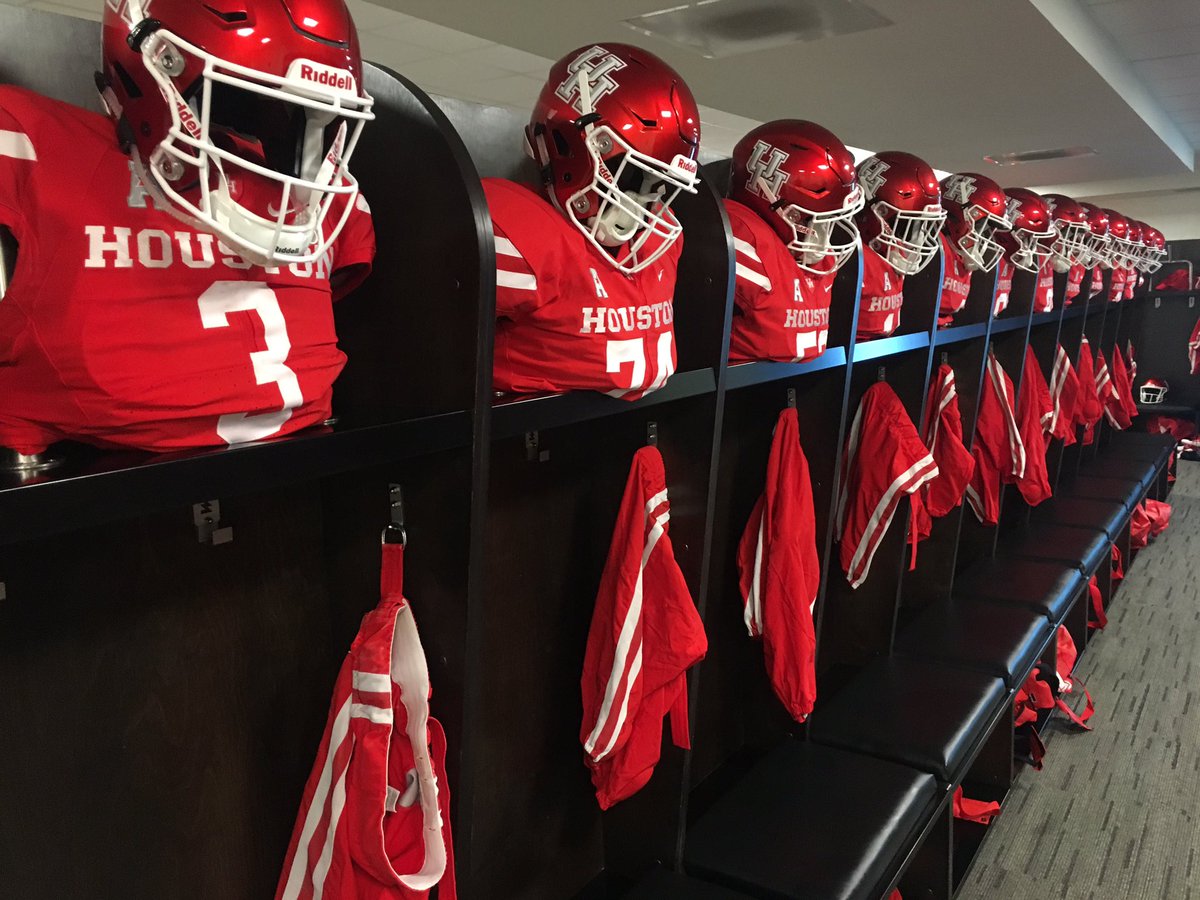 UHCougarFB's tweet photo. 🤔... #HTownTakeover https://t.co/LAl1Xmf6iz