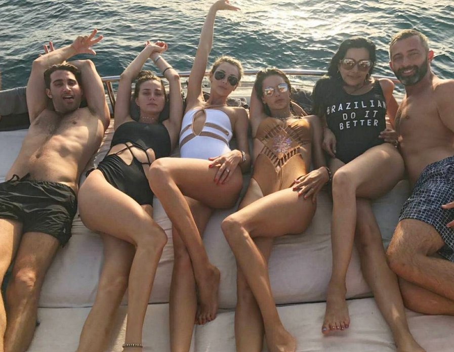 Chilling with my crew ✌️✌️