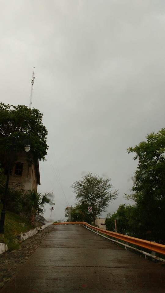 evexelmundo's tweet photo. Una tarde nebulosa en mi pueblo. #ebano #ebanoslp #eveynikoxelmundo #DeliciousMilk https://t.co/b1GWql1bLO
