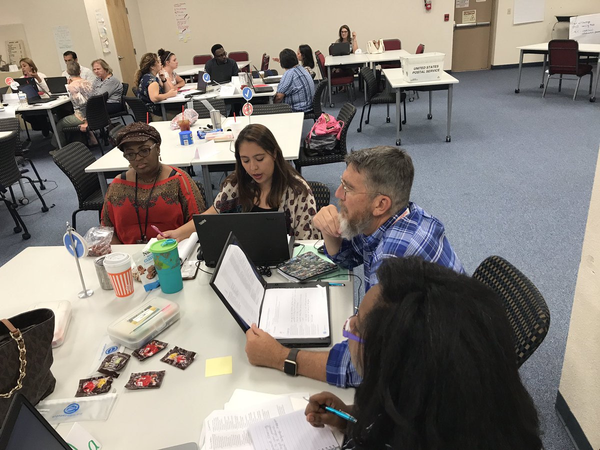 TictateTate's tweet image. #FISDLearning designers communicate their designs and give warm and cool feedback #engage2learn