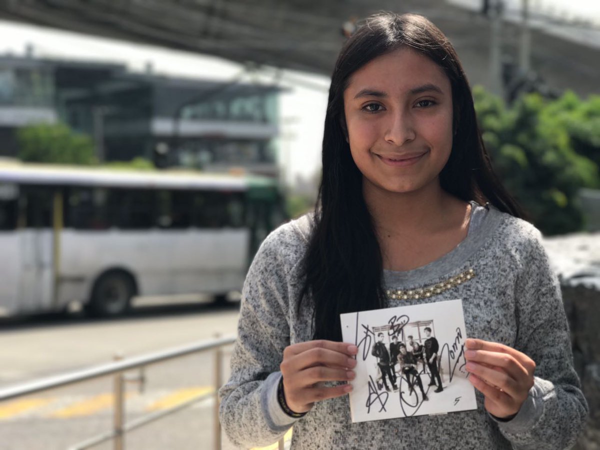 AlExtremo's tweet photo. #AlExtremoMx paobieber_ ya tiene en sus manos el disco autografíado por @CD9. ¡Ella fue una de las tres afortunadas en llevarse los discos! https://t.co/Ue1XtgwNdU